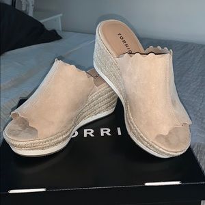 TAN FAUX SUEDE SCALLOPED ESPADRILLE SPORT WEDGE